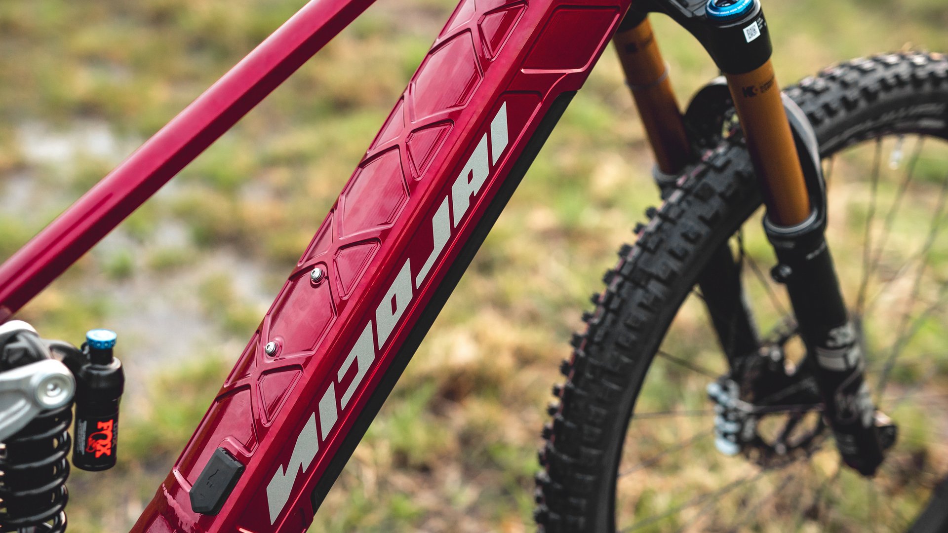 Looking for a hotel with bike rental in Bavaria? Close-up of red Wildcat electric bike frame and front tire