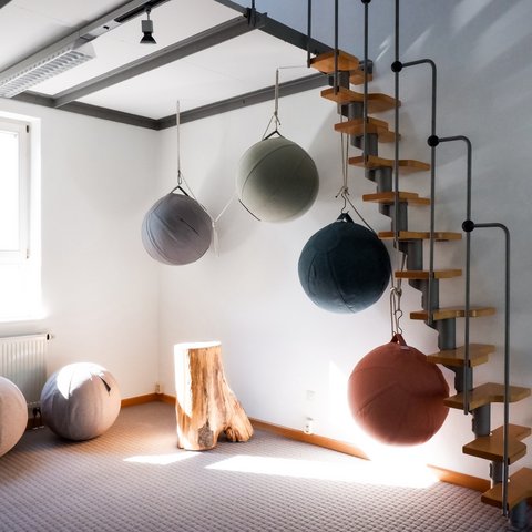 Looking for somewhere for conferences in Bavaria? Room with hanging and standing seating balls and wooden stairs