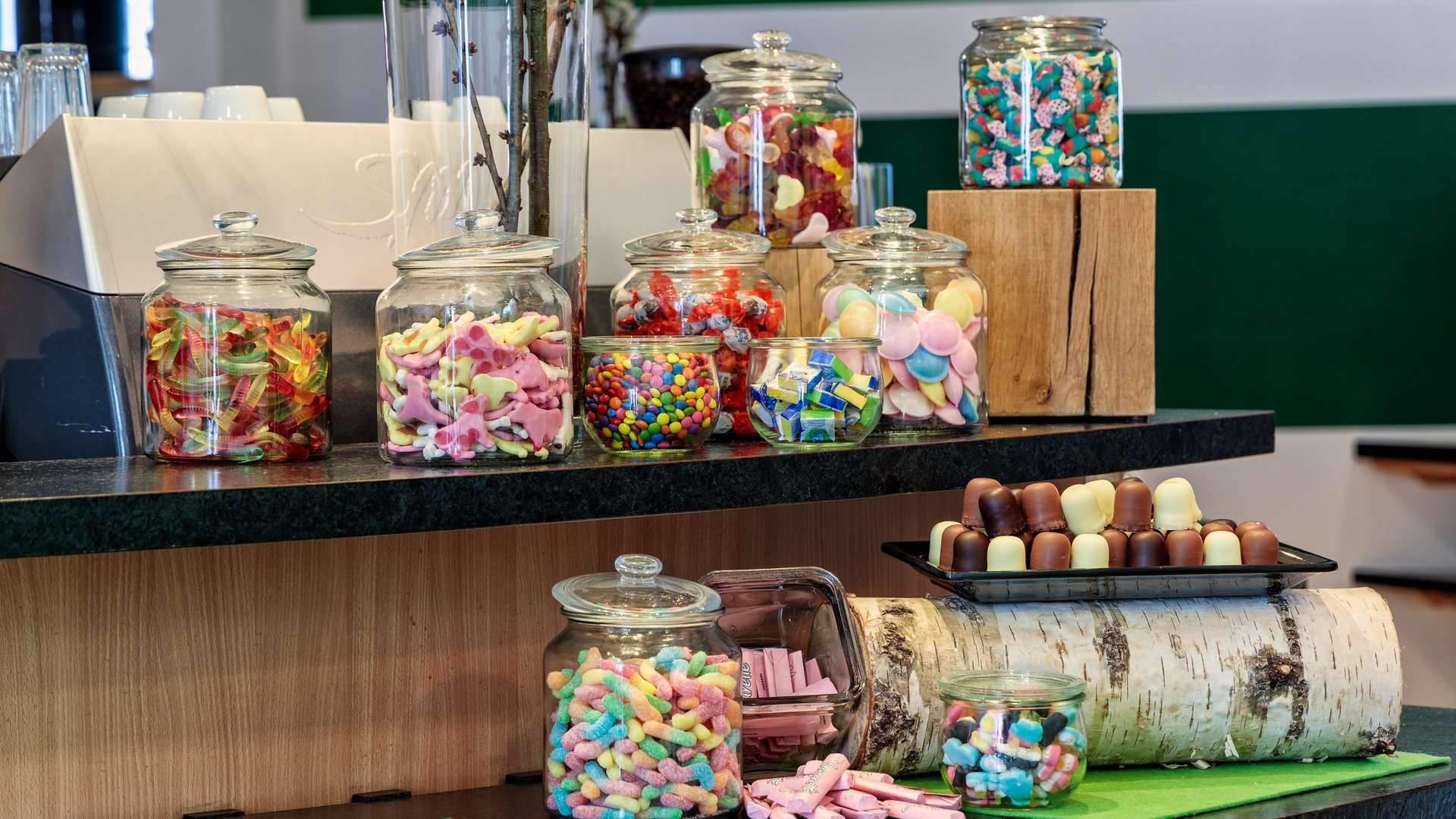 Tagungshotel Oberpfalz: Das Hotel für Deine Tagung Mehrere Gläser mit bunten Süßigkeiten auf einem Tresen