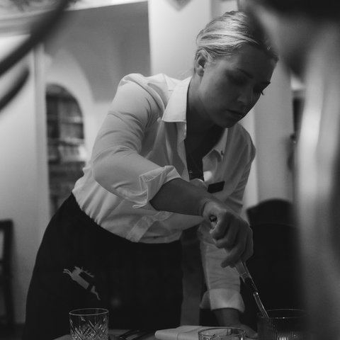 Gasthof Parsberg: Ein Gruß an den guten Geschmack Kellnerin zündet Kerze in einem Restaurant an