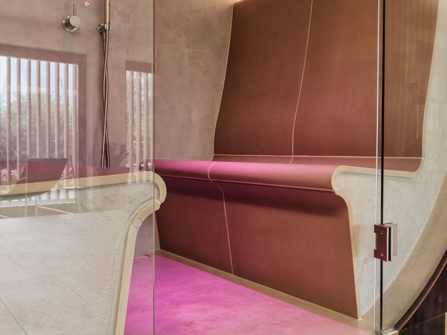Romantik Hotel Hirschen: Bildergalerie Moderne Dampfdusche mit gebogenem lila Sitz und Glasabtrennung