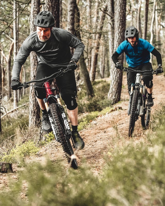 Familienhotel Oberpfalz: Hier gibt’s so viel zu erleben! Zwei Männer fahren Mountainbike auf einem Waldtrail