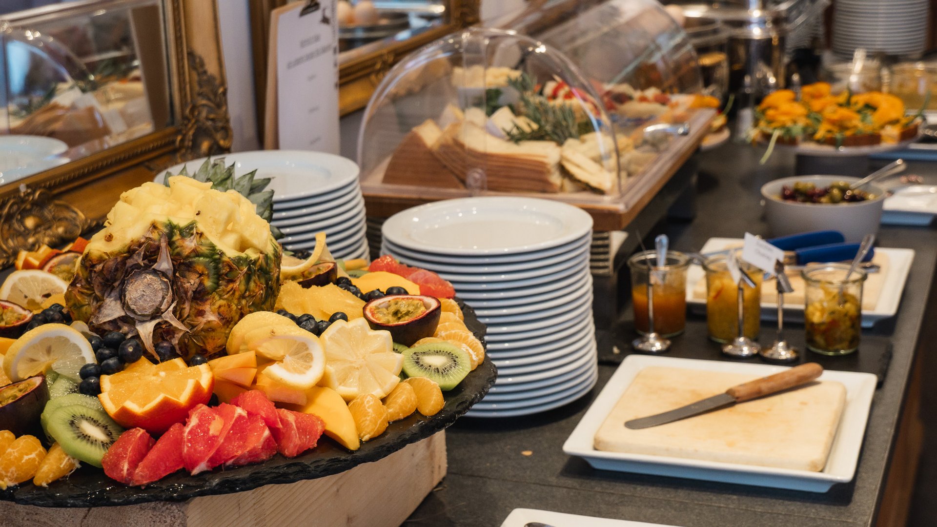 Brunch - das Langschläferfrühstück Buffet mit frischem Obst, Aufschnitt, Marmeladen und Tellern