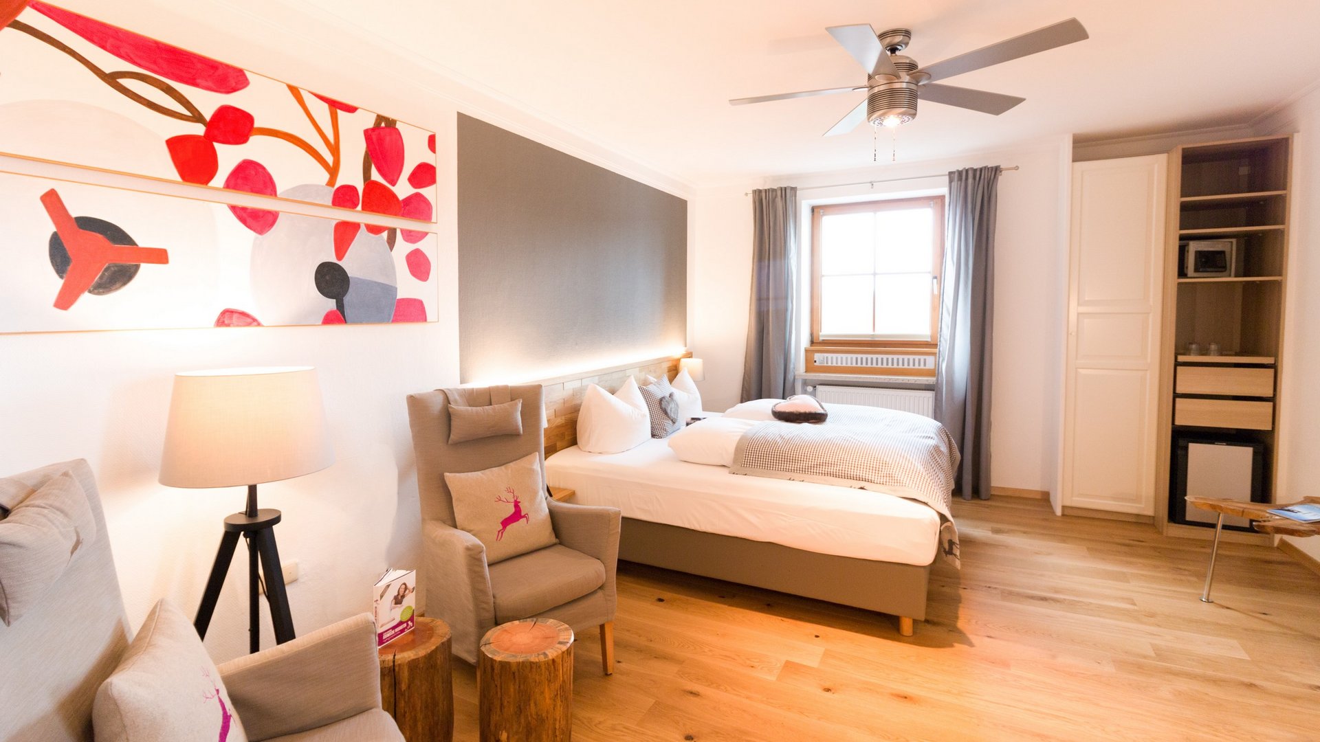 Romantik Hotel Hirschen: Blog Helles Hotelzimmer mit Doppelbett, zwei Sesseln und moderner Deckenventilator