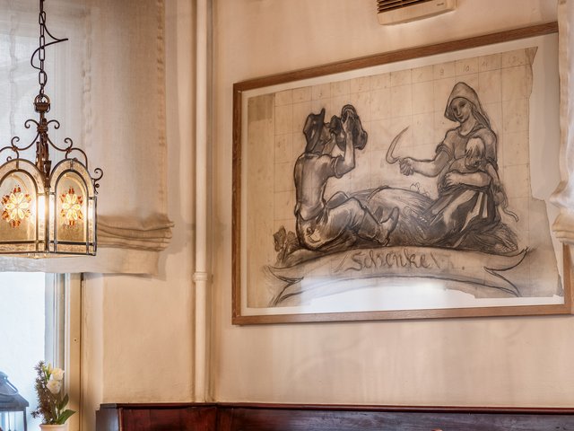 Romantik Hotel Hirschen: Bildergalerie Skizze einer bäuerlichen Familie mit Mann, Frau und Kind an der Wand