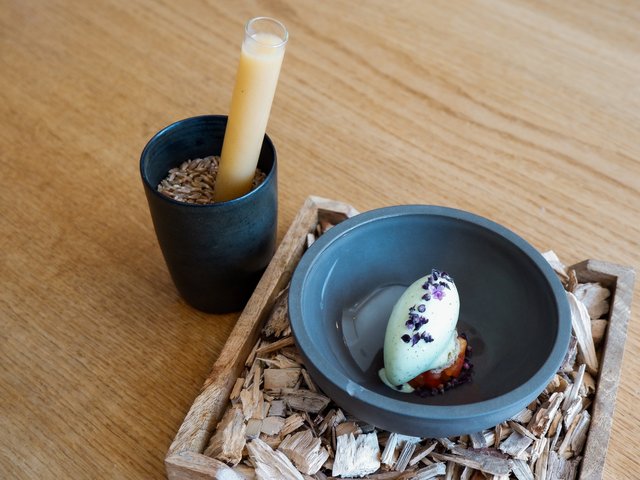 Romantik Hotel Hirschen: Bildergalerie Elegantes Dessert mit Eis und Trinkglas auf Holztisch