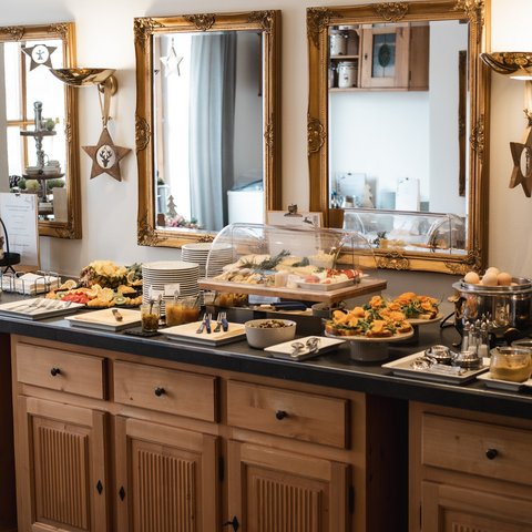Brunch - das Langschläferfrühstück Buffet mit Frühstücksleckereien und goldenen Spiegelrahmen im Hintergrund