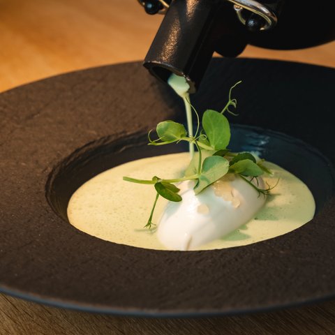 Restaurant in Parsberg: Gourmet genießen Sahnesauce wird auf ein kunstvoll angerichtetes Gericht gegossen