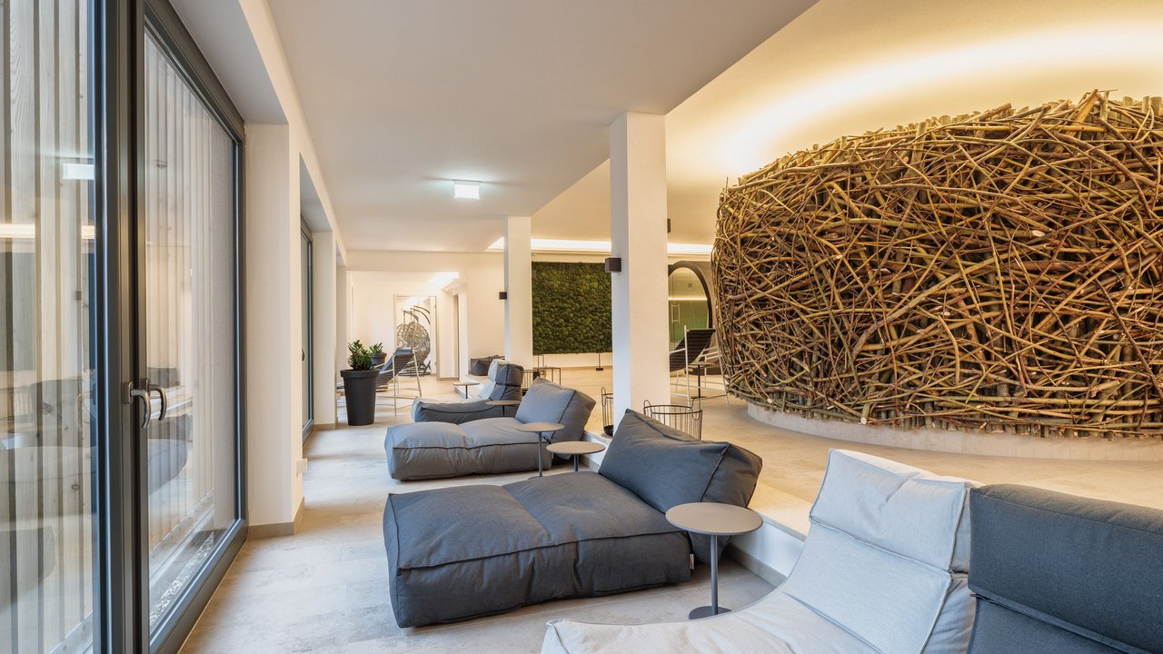 Home Moderner Ruhebereich mit gemütlichen Sitzpolstern und großer Zweiginstallation