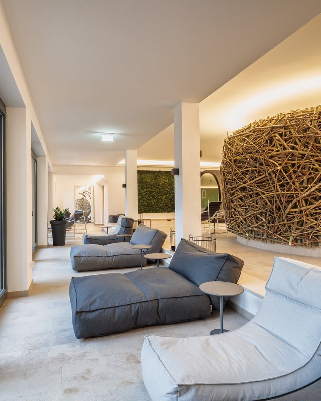 Hotel mit frühem Check-in Moderner Ruhebereich mit gemütlichen Sitzpolstern und großer Zweiginstallation