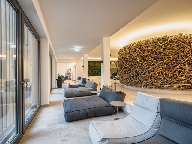Romantik Hotel Hirschen: picture gallery Modern lounge area with comfortable cushions and large branch installation
