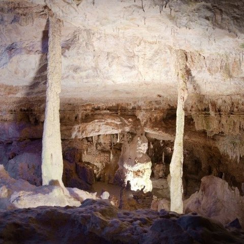 Hotels in Regensburg und Umgebung: kultur-trächtig! Beleuchtete Stalagmiten und Stalaktiten in einer Kalksteinhöhle