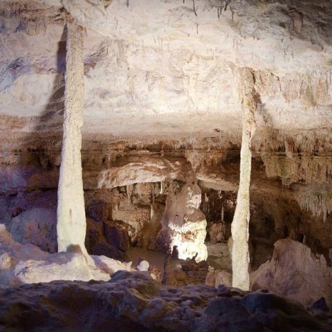 Hotels in Regensburg und Umgebung: kultur-trächtig! Beleuchtete Stalagmiten und Stalaktiten in einer Kalksteinhöhle