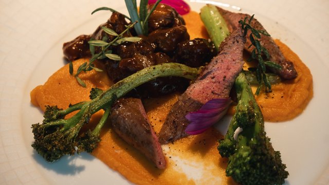 Weihnachtsmenüs 2025 Aufwändig angerichtetes Gericht mit Steak, Brokkoli, Pilzen und Karottenpüree