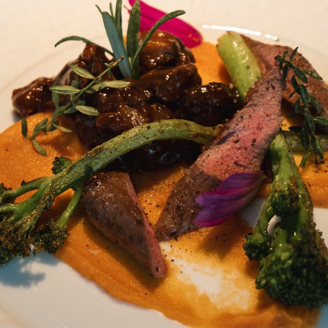 Restaurant in Parsberg: Gourmet genießen Aufwändig angerichtetes Gericht mit Steak, Brokkoli, Pilzen und Karottenpüree