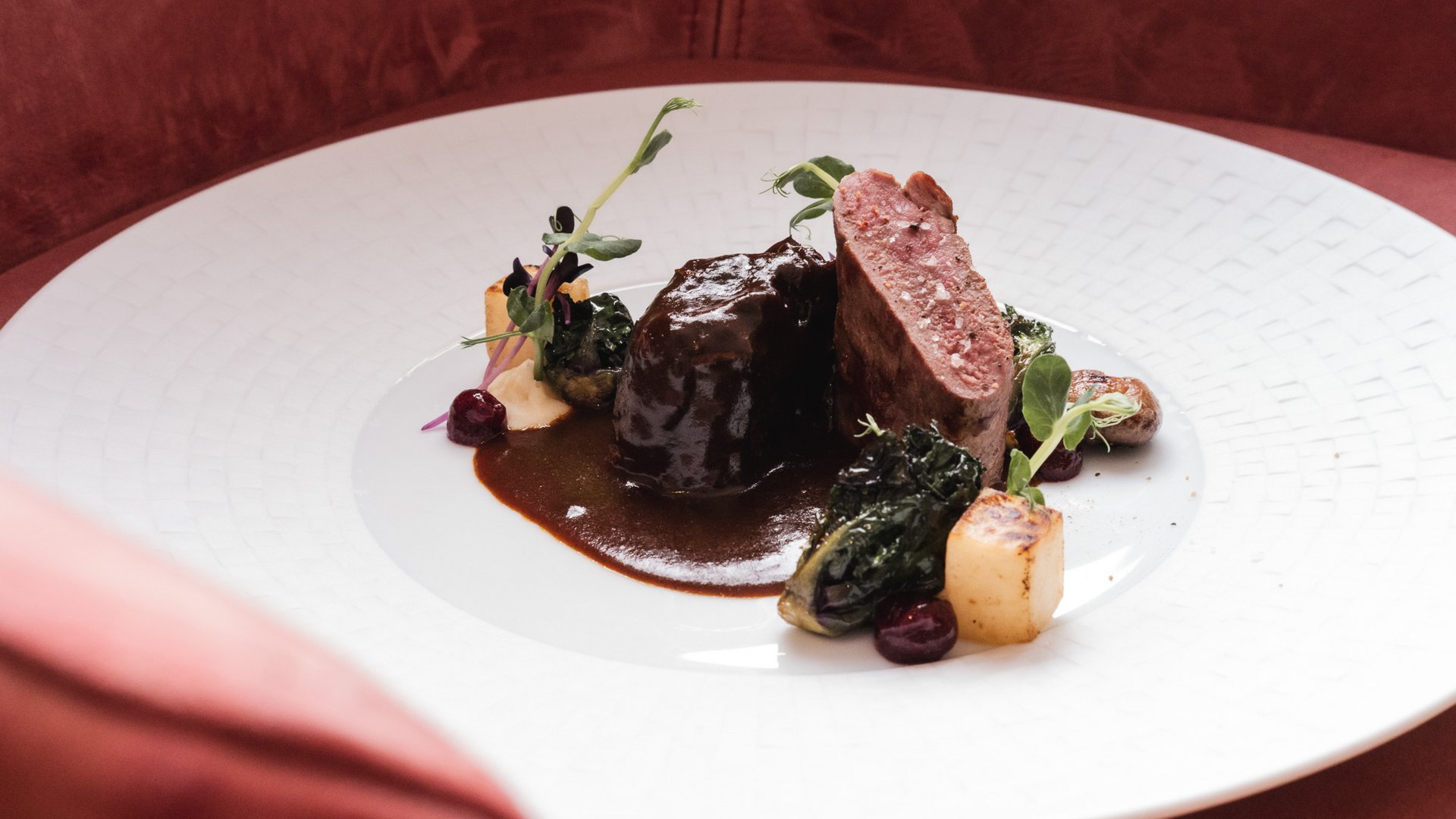 Restaurant in Parsberg: Enjoy gourmet Gourmet dish with meat, sauce, and vegetables on a white plate