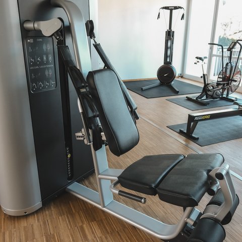 Fitnessraum Leg workout machine in a modern gym