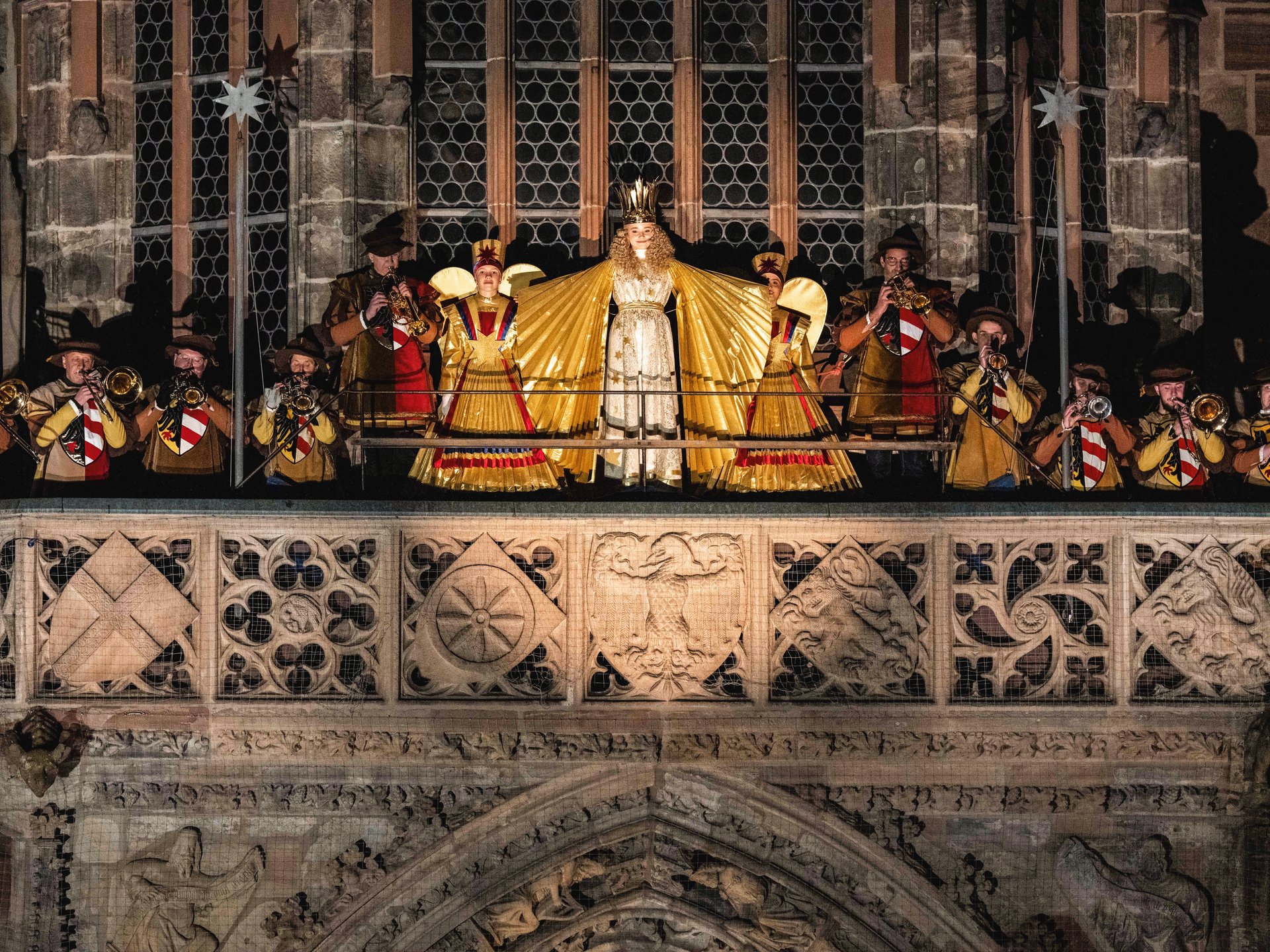 Weihnachtsmärkte Kostümierte Darsteller und Musiker auf einem reich verzierten steinernen Balkon