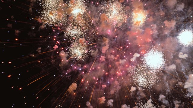 Romantik Hotel Hirschen: Blog Bunte Feuerwerkskörper in der Nacht leuchten hell und erzeugen Rauch