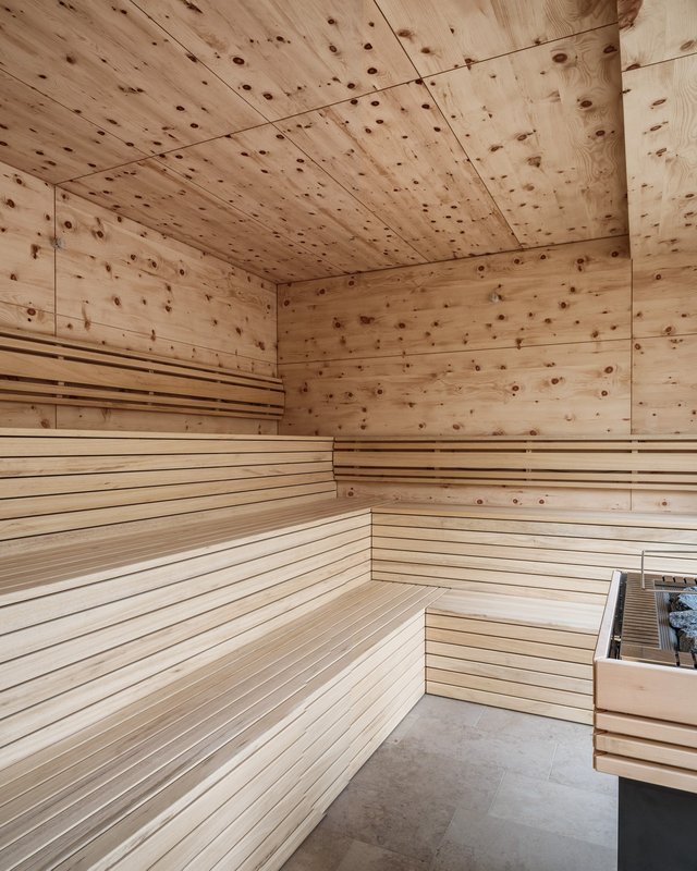 Entspannung in der Oberpfalz: Garten & Ruheräume Moderner Saunaraum mit Holzverkleidung und Steinofen