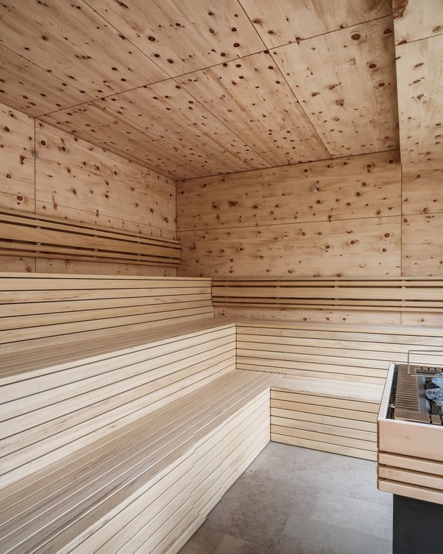 Entspannung in der Oberpfalz: Garten & Ruheräume Moderner Saunaraum mit Holzverkleidung und Steinofen