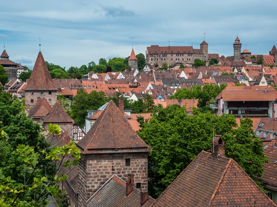 Hotels in Regensburg und Umgebung: kultur-trächtig! Blick auf die historische Altstadt und Burg in Nürnberg bei klarem Wetter