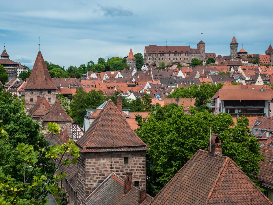 Hotels in Regensburg und Umgebung: kultur-trächtig! Blick auf die historische Altstadt und Burg in Nürnberg bei klarem Wetter