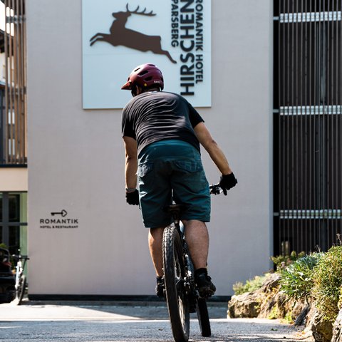 Hotel mit Fahrradverleih in Bayern gesucht? Fahrradfahrer vor Romantik Hotel Hirschen Parsberg