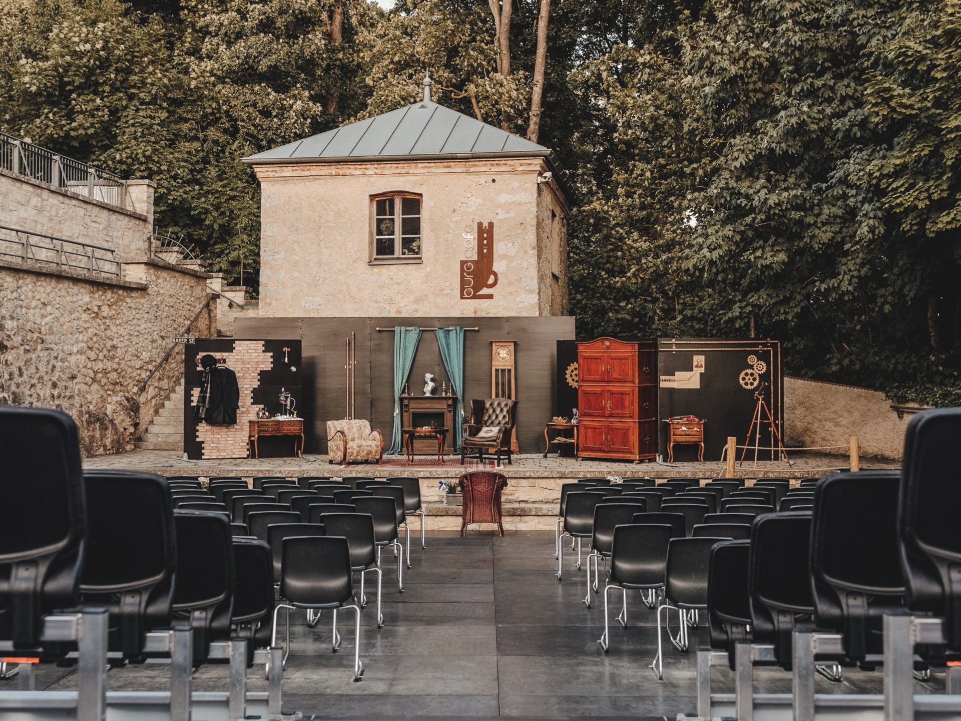 Kultur & Ausflugsziele rund um Regensburg Freiluftbühne mit Stuhlreihen und Theaterszene vor kleinem Haus