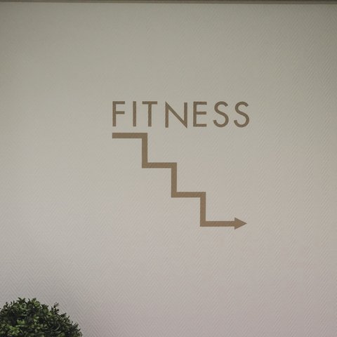 Fitnessraum Wall with the word Fitness and a stair-shaped arrow