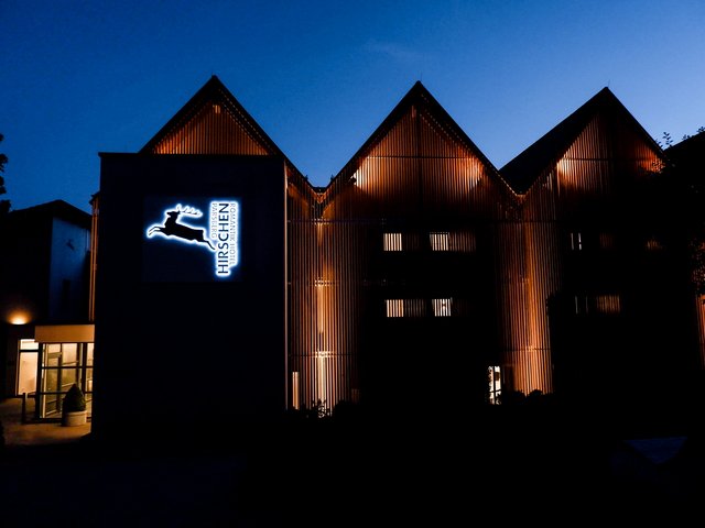 Romantik Hotel Hirschen: Bildergalerie Romantik Hotel Hirschen bei Nacht mit beleuchteter Außenfassade