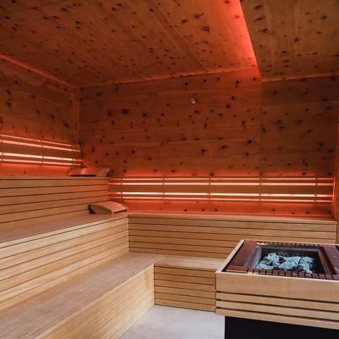 Tageswellness in der Oberpfalz Moderner Holzsauna Innenraum mit roter LED-Beleuchtung
