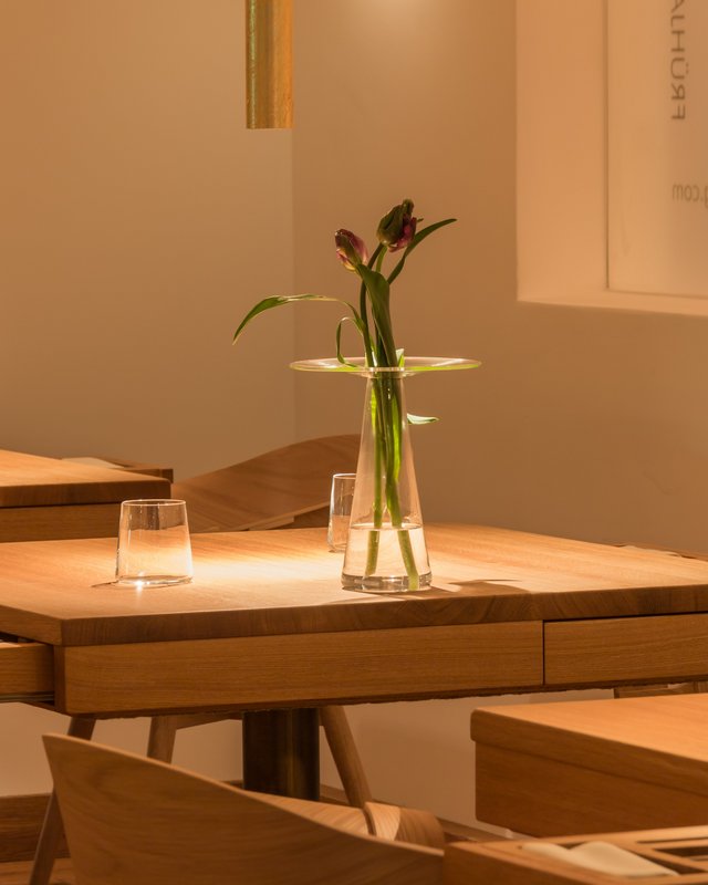 Romantik Hotel in Upper Palatinate: Come back soon! Minimalist wooden table with vase and two tulips in warm light