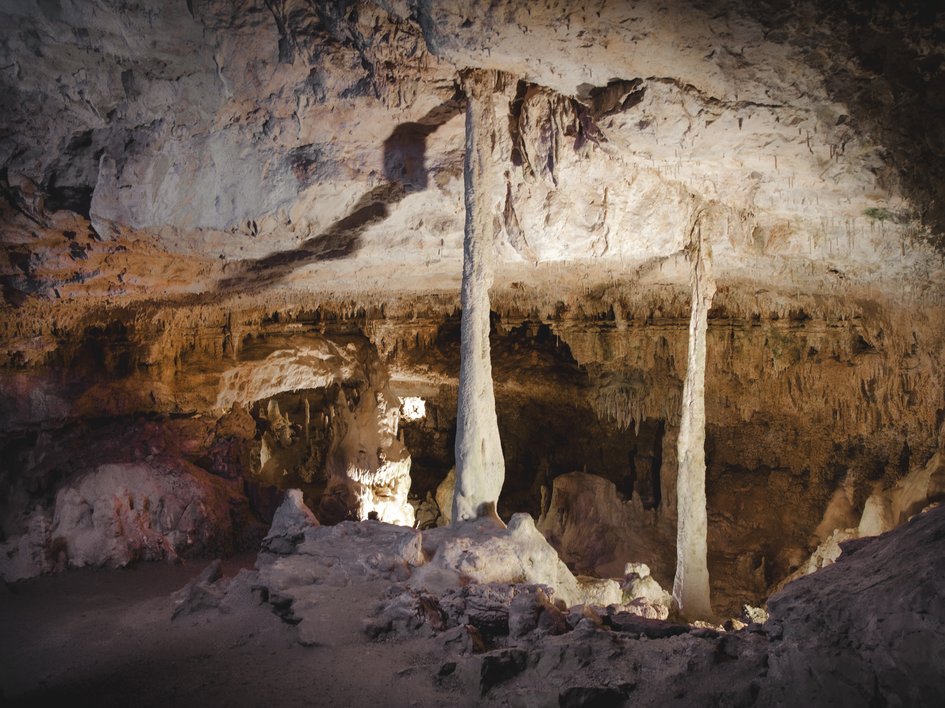 Wandern in der Oberpfalz: Aktiv in der Natur Beleuchtete Tropfsteinhöhle mit Stalagmiten und Stalaktiten