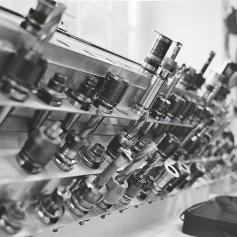 Hotel mit Fahrradverleih in Bayern gesucht? Reihe von Metallfräswerkzeugen in einer Werkstatt