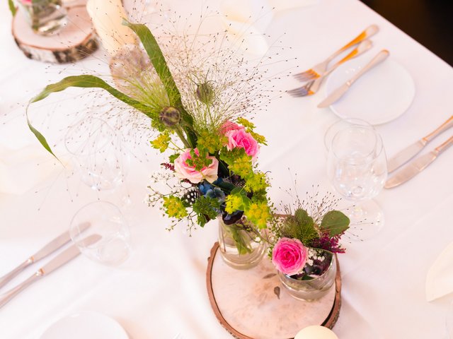 Romantik Hotel Hirschen: picture gallery Flower arrangement with pink roses on white set dining table