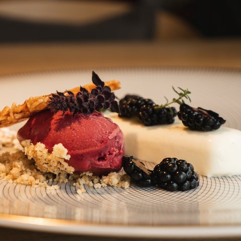 Restaurant in Parsberg: Gourmet genießen Dessert mit Beeren-Sorbet, weißer Creme, Brombeeren und knusprigem Topping