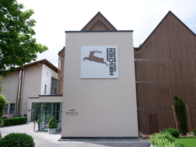 Romantik Hotel Hirschen: Bildergalerie Außenansicht vom Romantik Hotel Hirschen Parsberg mit Holzfassade und Logo