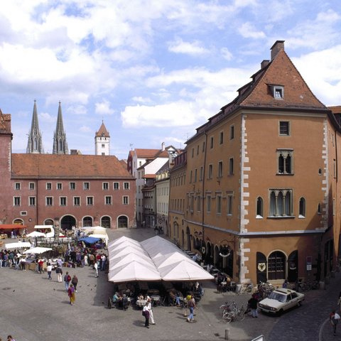 Hotels in Regensburg und Umgebung: kultur-trächtig! Marktplatz mit historischen Gebäuden und Marktständen in Regensburg