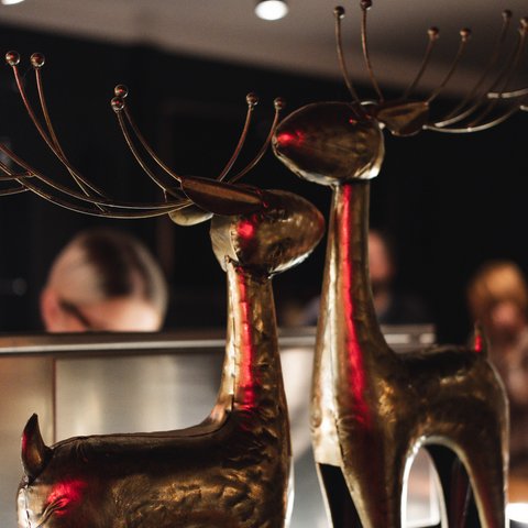 Hirschenblobb: Our bar Two decorative bronze reindeer figures with delicate antlers