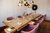 Tagungshotel mit Events gesucht? Moderner Esstisch mit rosa Stühlen und hängenden Lampen für acht Personen