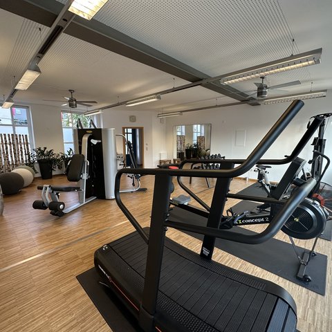 Tageswellness in der Oberpfalz Moderner Fitnessraum mit Laufband, Rudergerät und Kraftmaschine