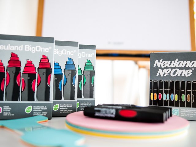 Romantik Hotel Hirschen: Bildergalerie Neuland BigOne Markerpackungen in Rot, Blau und Grün mit farbigen Markern und Notizzetteln