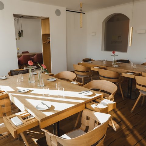 Restaurant in Parsberg: Gourmet genießen Helles Restaurant mit Holztischen und Stühlen, gedeckt mit Tellern und Gläsern