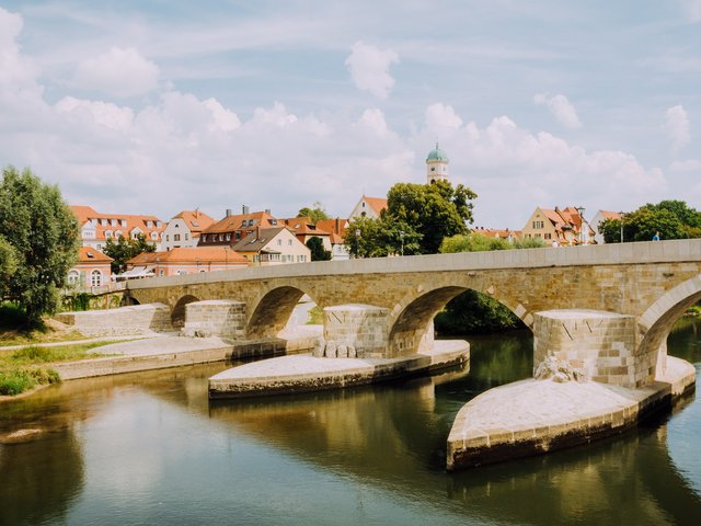 Romantik Hotel Hirschen: Bildergalerie Steinbrücke über ruhigen Fluss in einer deutschen Stadt bei sonnigem Wetter