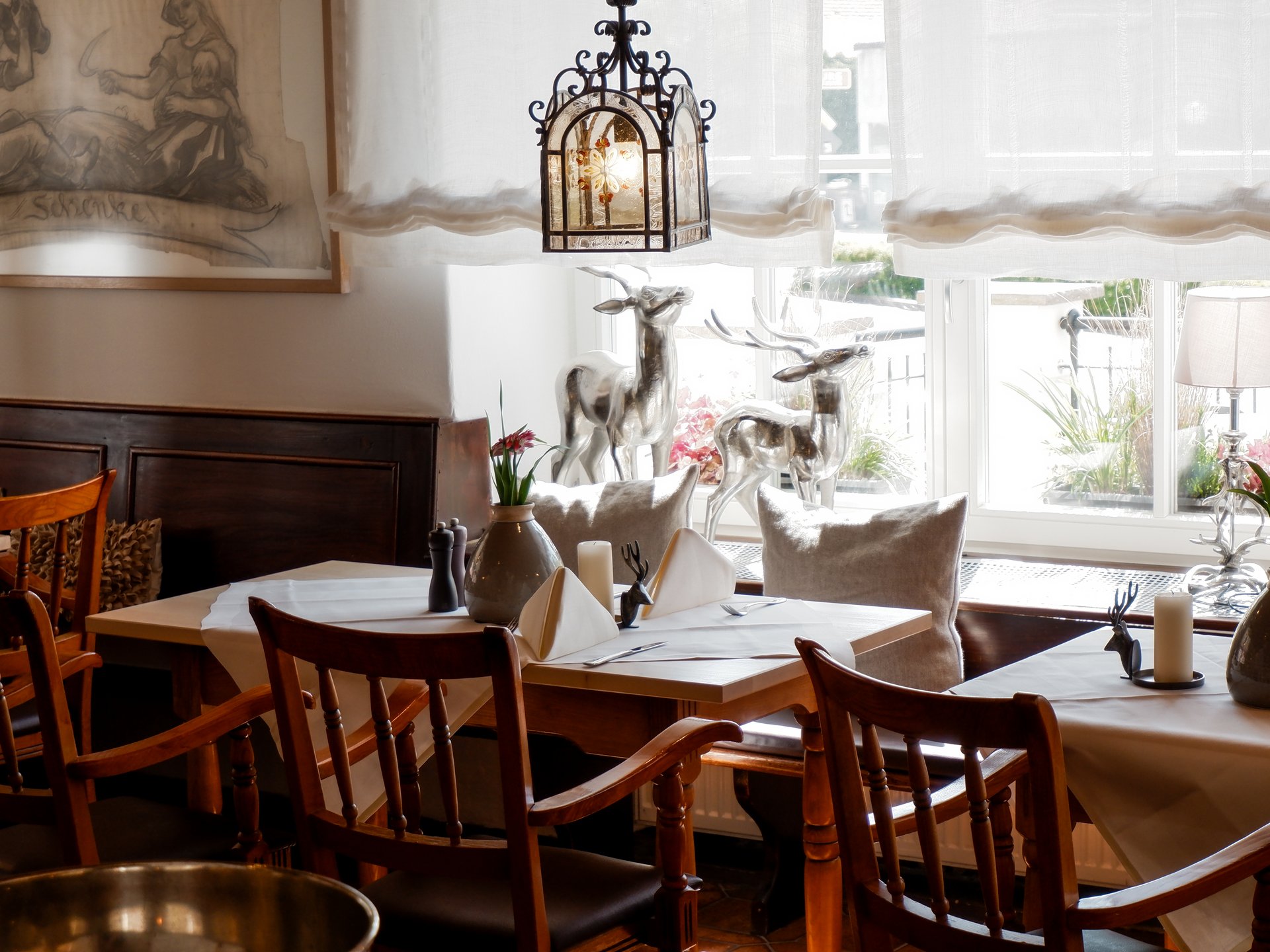 Wellnesshotel Parsberg – Romantik Hotel Hirschen Gemütliches Restaurant mit Holzmöbeln, Fensterdeko und gedeckten Tischen