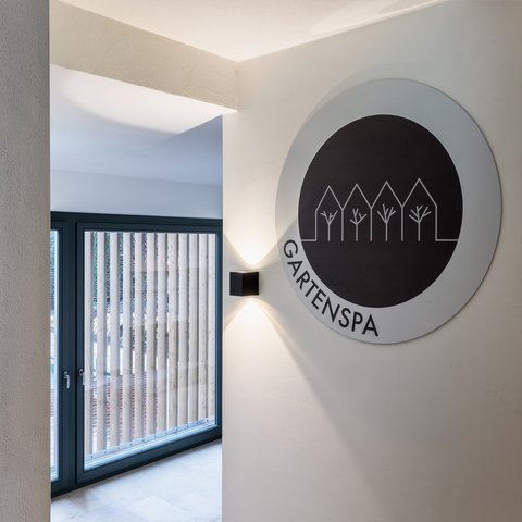 Tageswellness in der Oberpfalz Modernes Innendesign mit Gartenspa-Zeichen und Fenster mit Lamellen