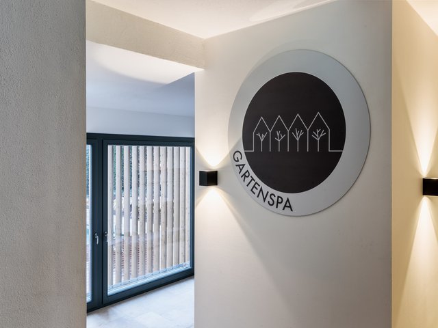 Romantik Hotel Hirschen: Bildergalerie Modernes Innendesign mit Gartenspa-Zeichen und Fenster mit Lamellen